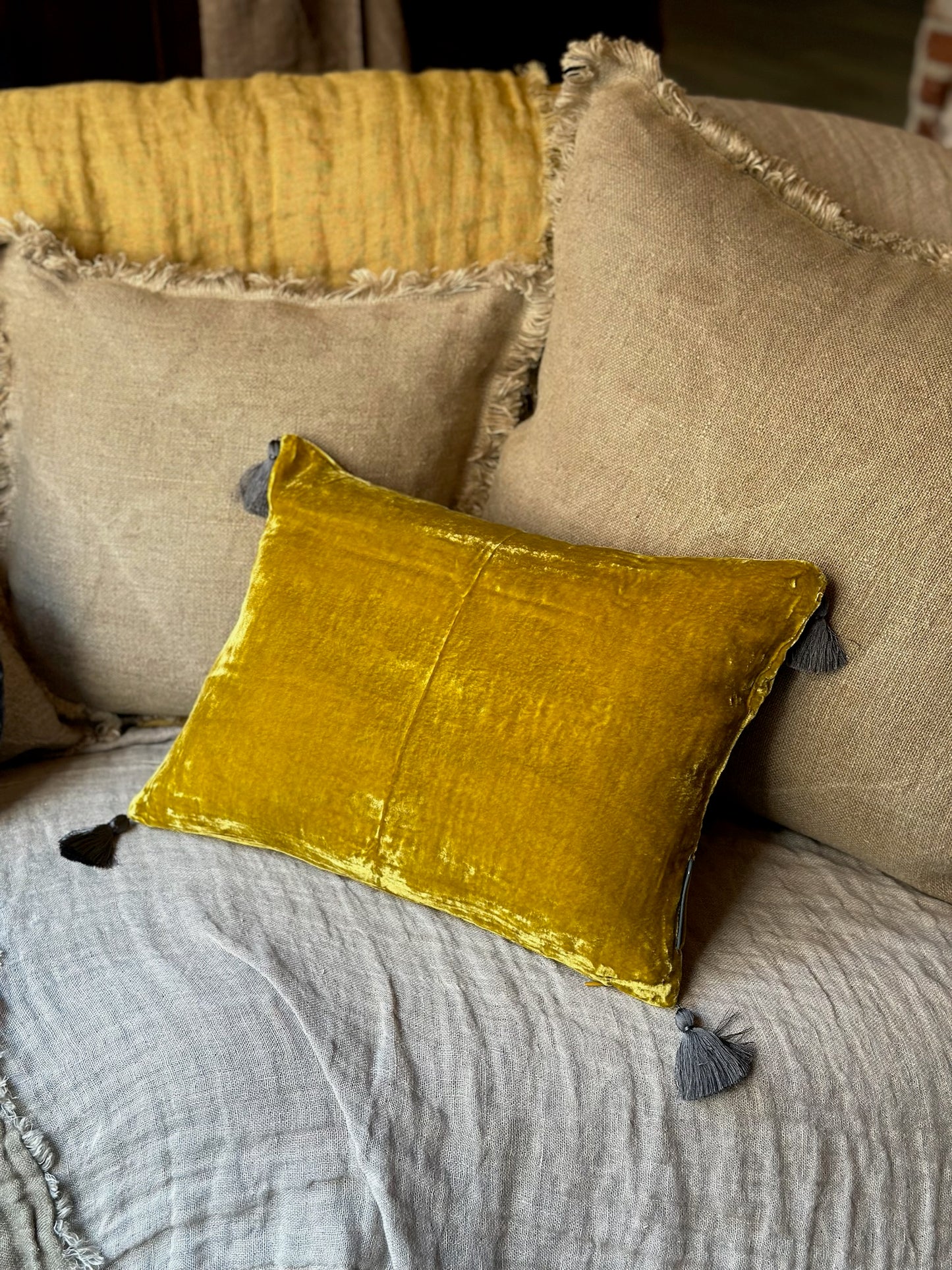 Cuscino con nappe in velluto - muschio antico