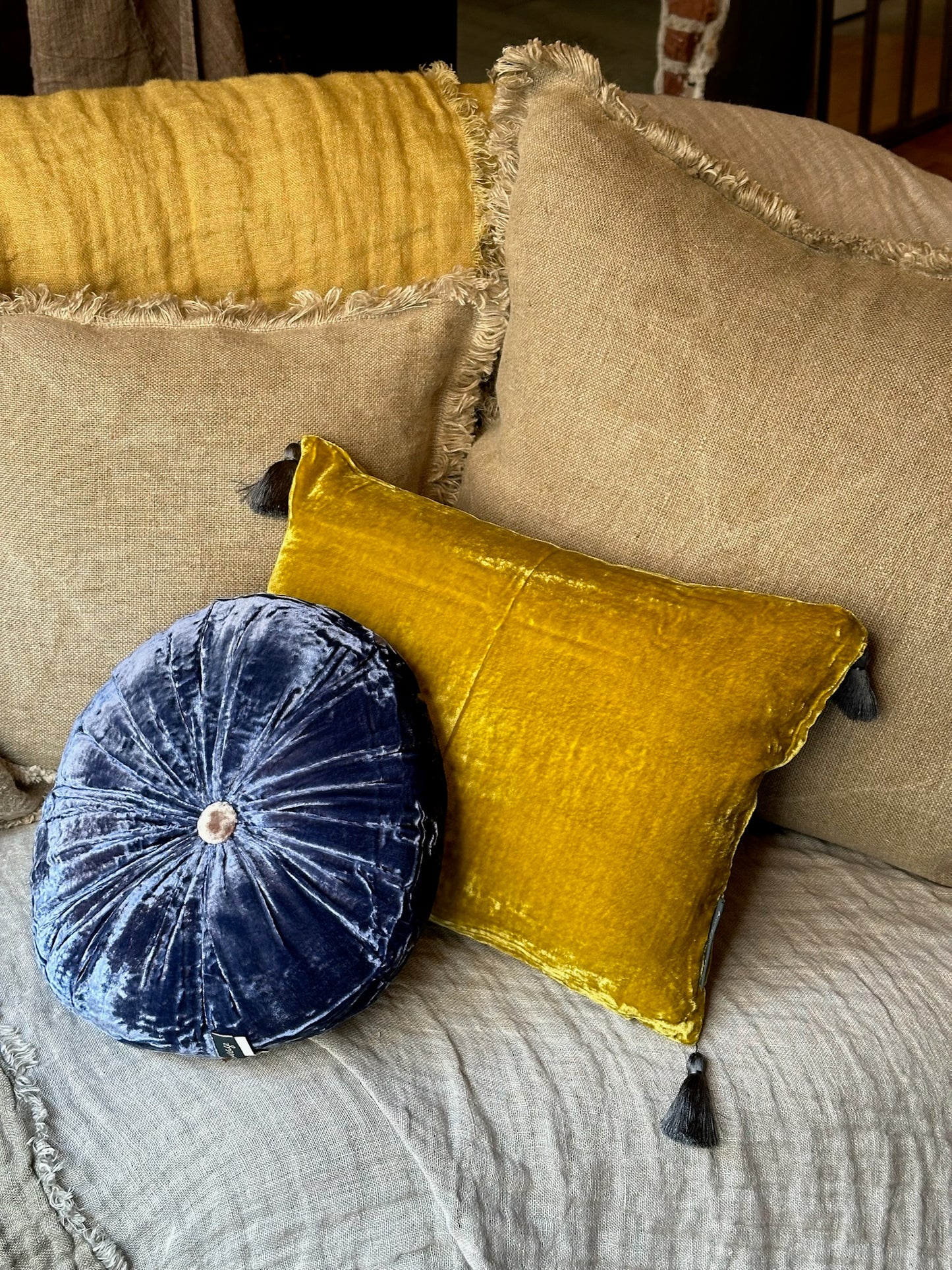 Cuscino con nappe in velluto - muschio antico