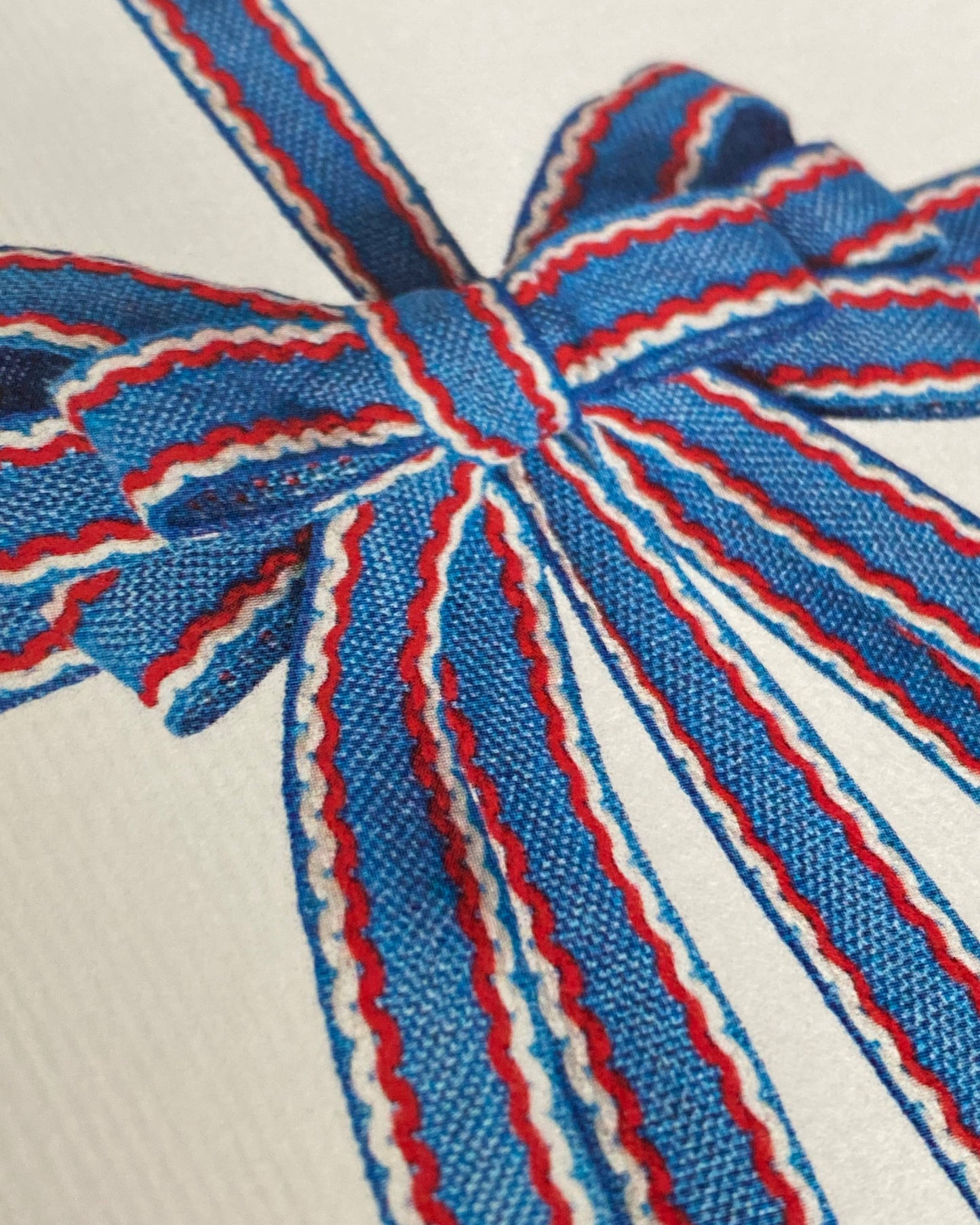 Biglietto d'auguri con fiocco blu, rosso e bianco