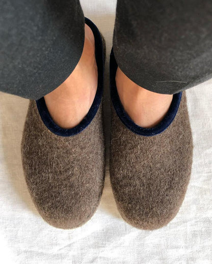 Pantofole in lana - Marrone con finiture in velluto blu