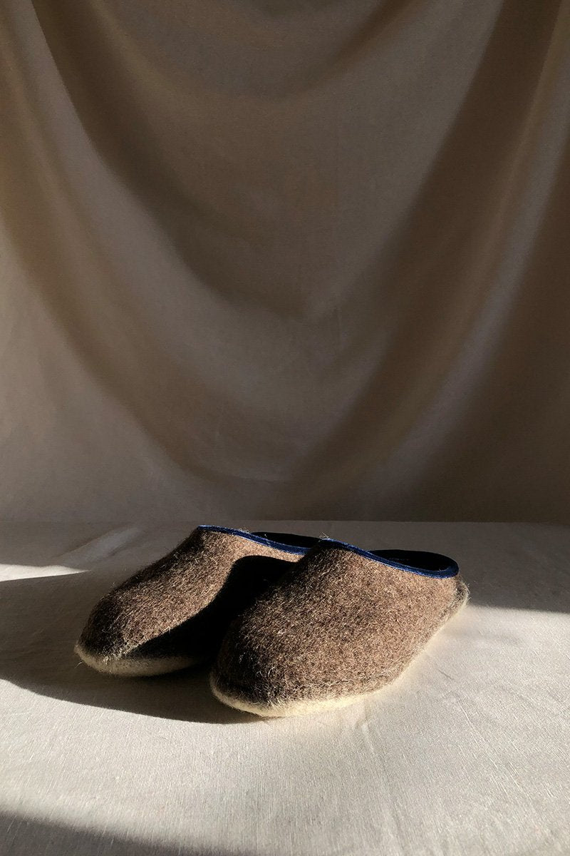 Pantofole in lana - Marrone con finiture in velluto blu