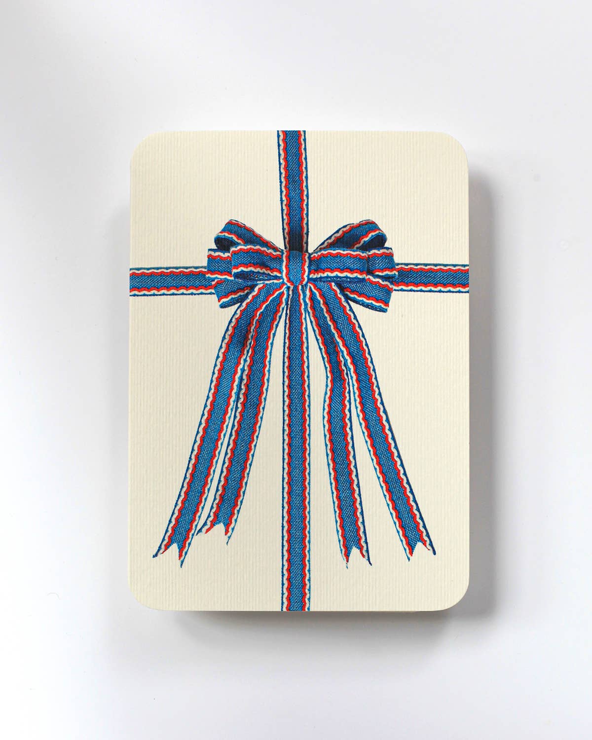 Biglietto d'auguri con fiocco blu, rosso e bianco