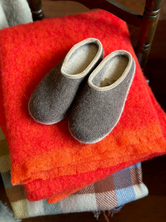 Pantofole in lana - Marrone con finiture in velluto beige
