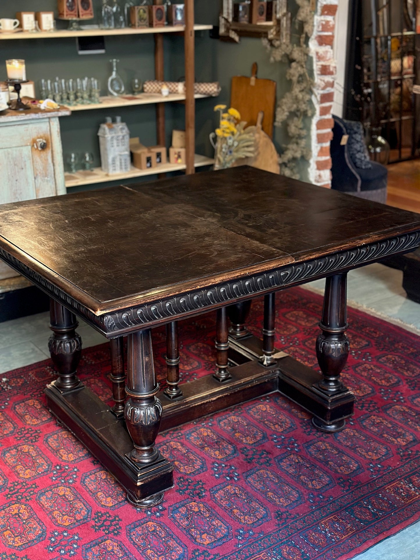 Tavolo antico in legno intagliato
