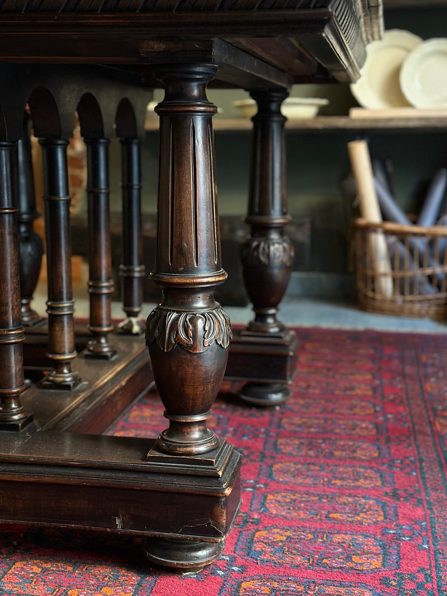 Tavolo antico in legno intagliato