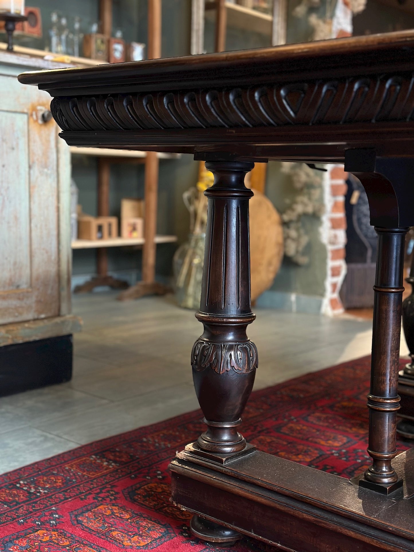 Tavolo antico in legno intagliato