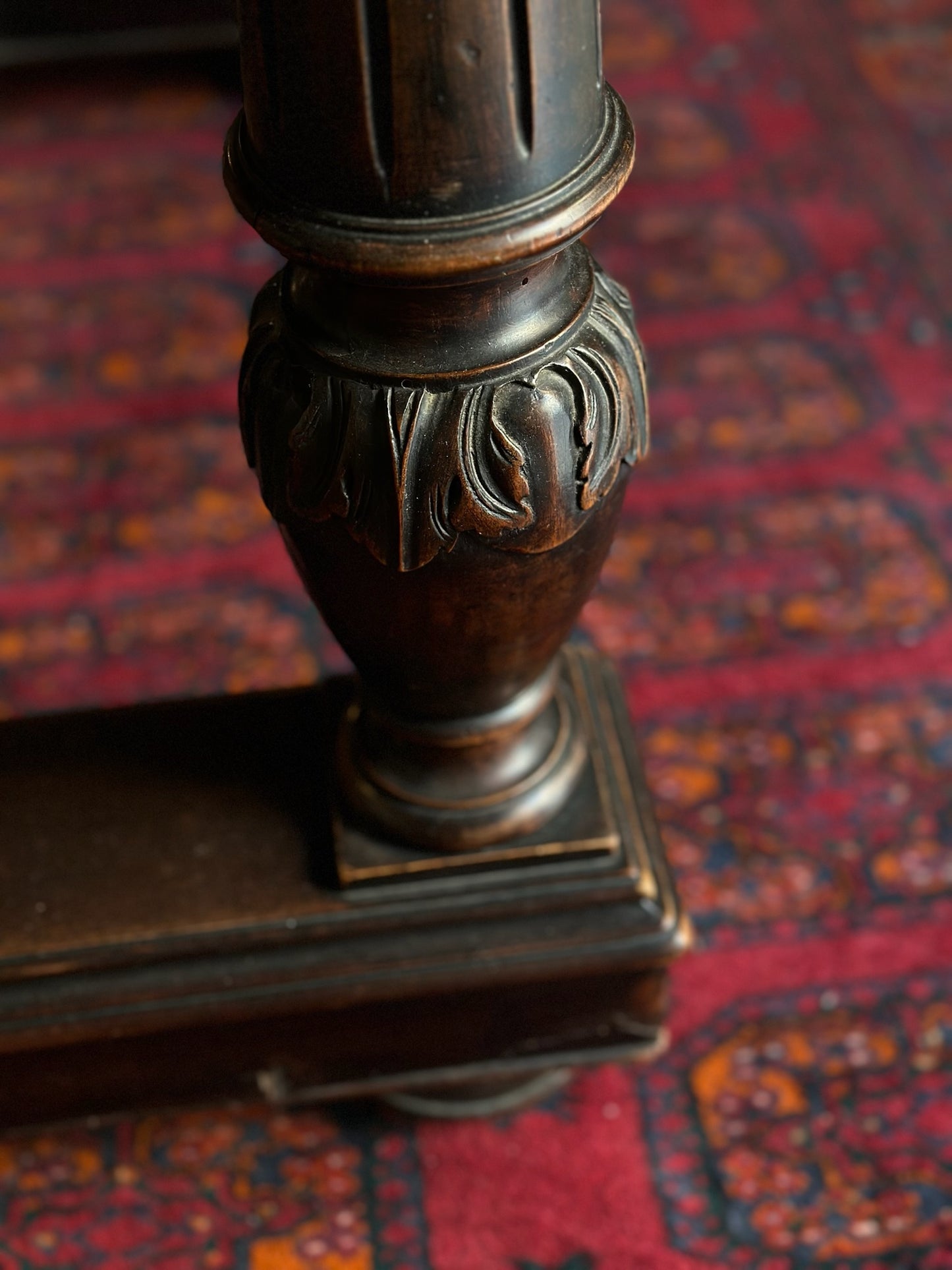 Tavolo antico in legno intagliato