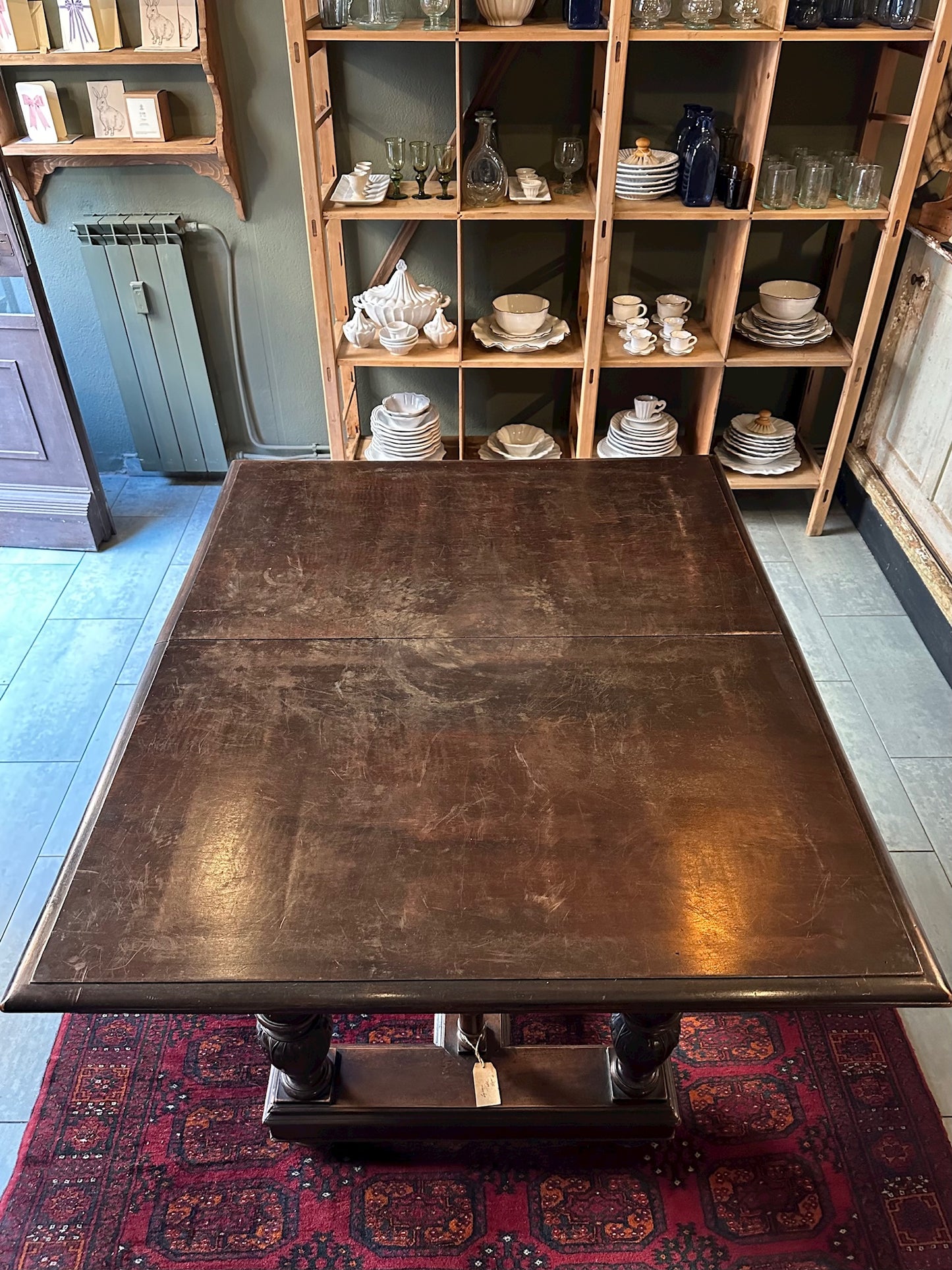 Tavolo antico in legno intagliato