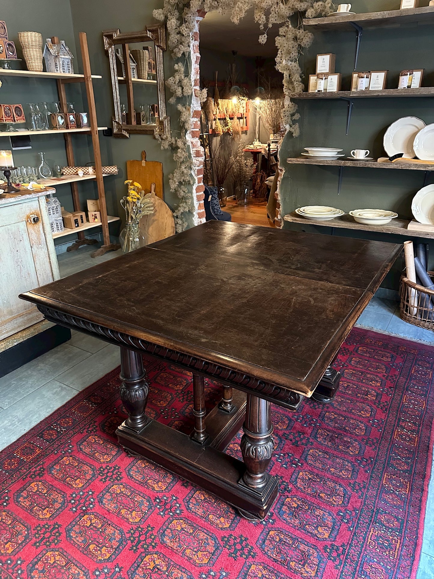 Tavolo antico in legno intagliato
