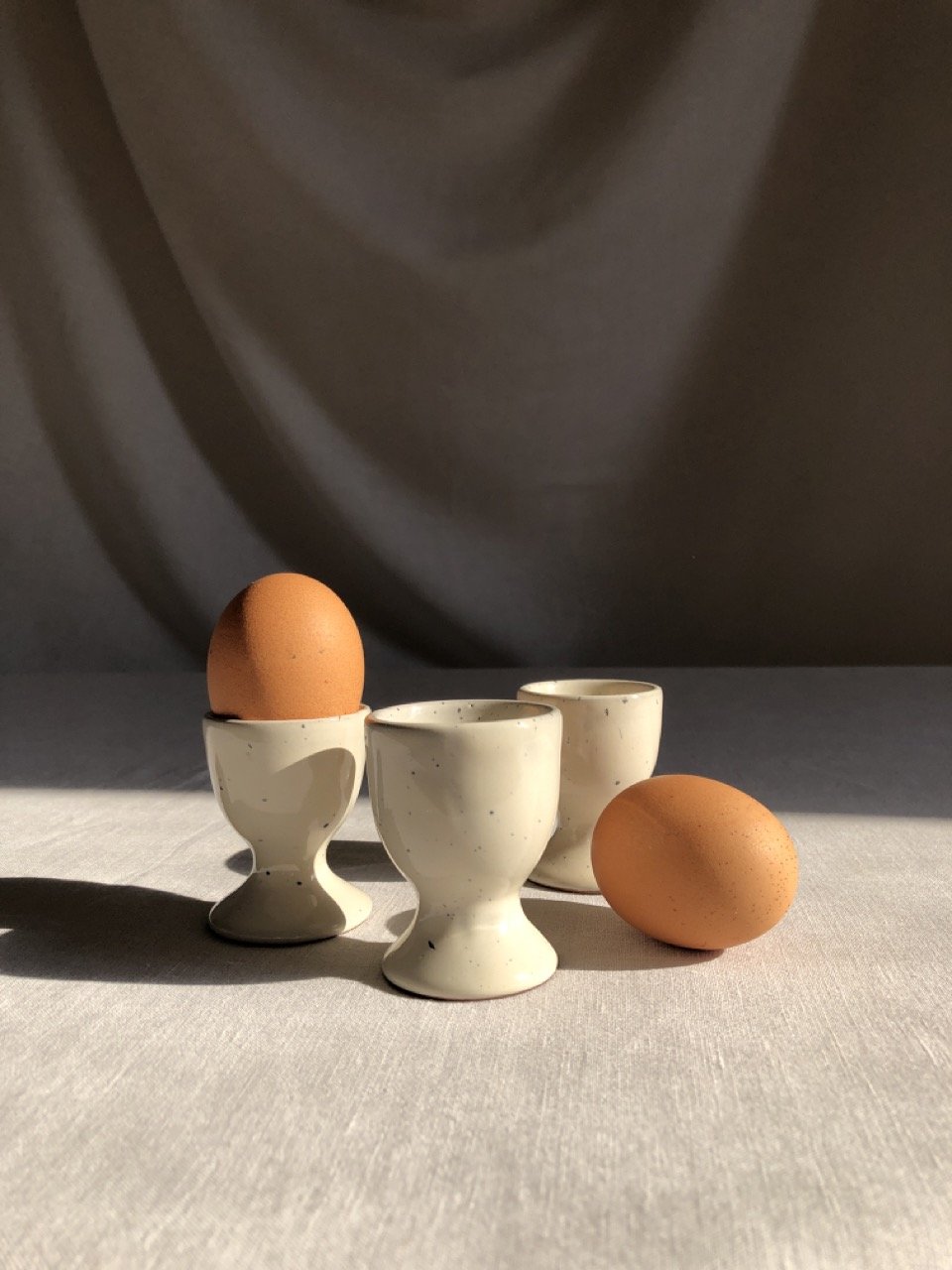 Portauova in ceramica a guscio d'uovo