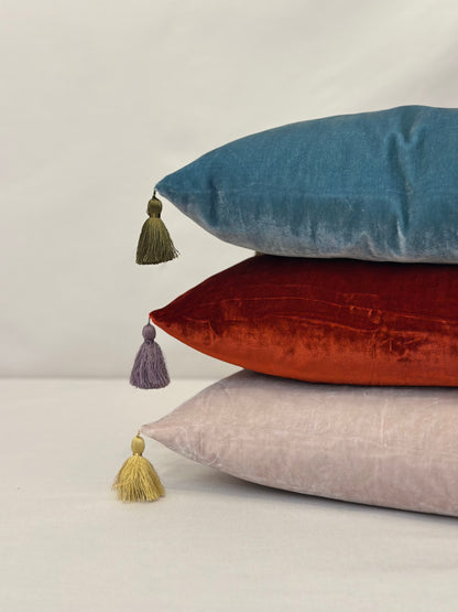 Cuscino con nappe in velluto - muschio antico
