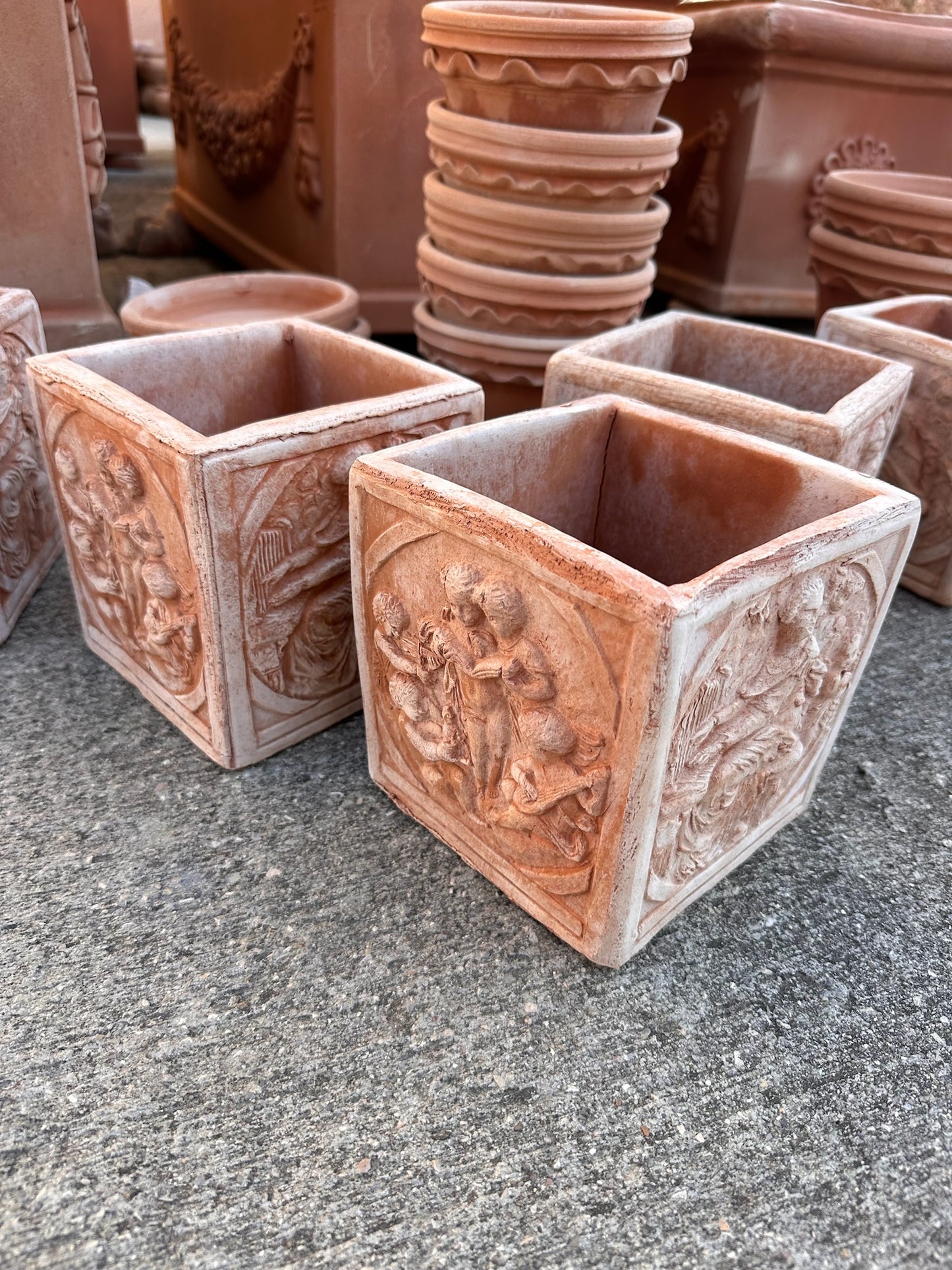 Vaso quadrato in terracotta con scene romane