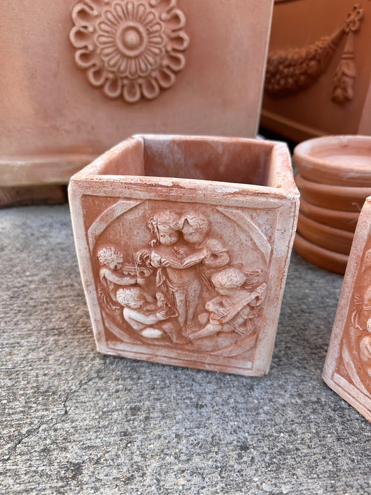Vaso quadrato in terracotta con scene romane