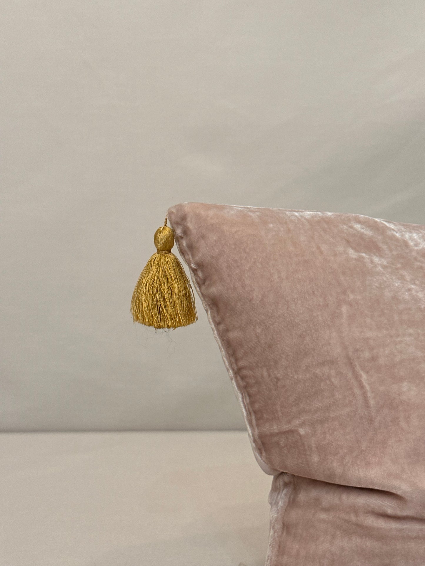 Cuscino con nappe in velluto - muschio antico