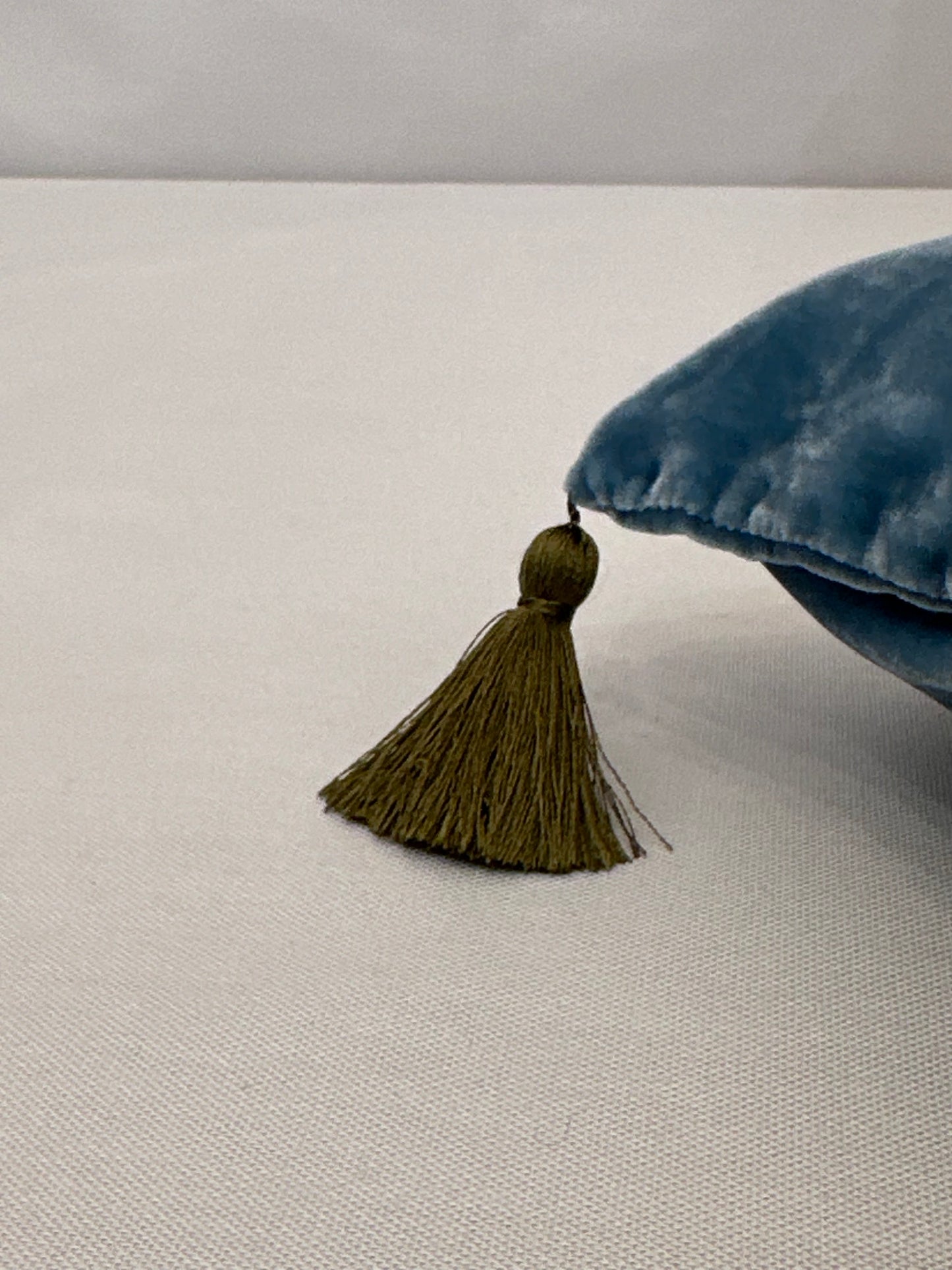Cuscino con nappe in velluto - muschio antico