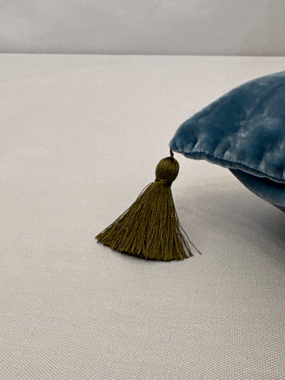 Cuscino con nappe in velluto - muschio antico