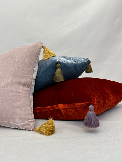 Cuscino con nappe in velluto - muschio antico