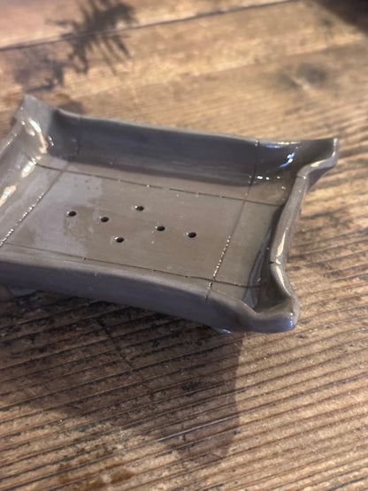 Portasapone in ceramica fatto a mano - Tovagliolo milanese - Scuro