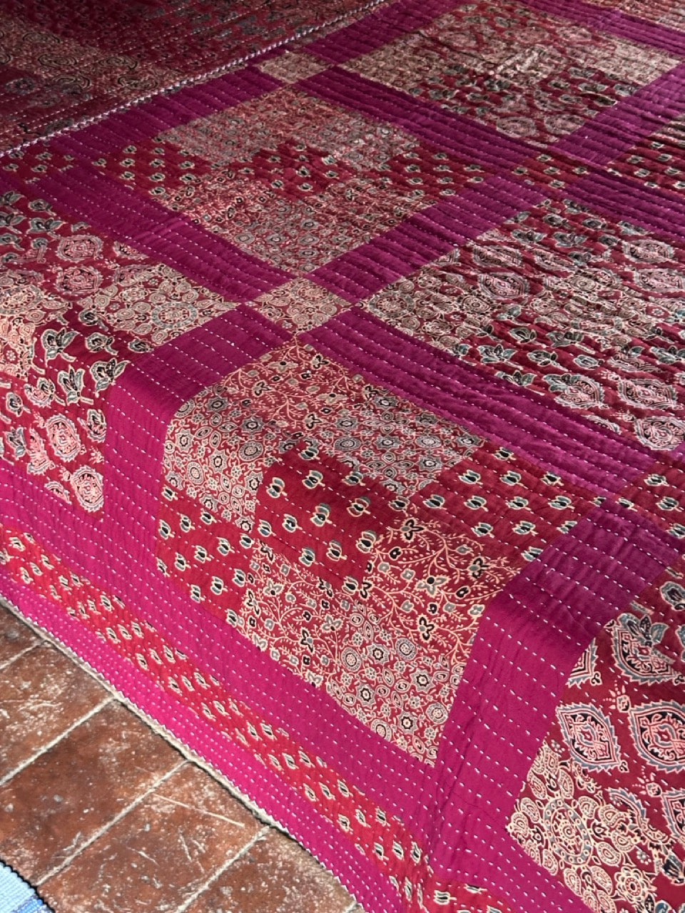 V.VM Quilt Mono-Red Quadrants - Double