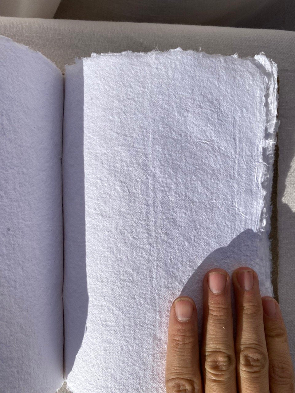 Libro medio fatto a mano - Bianco