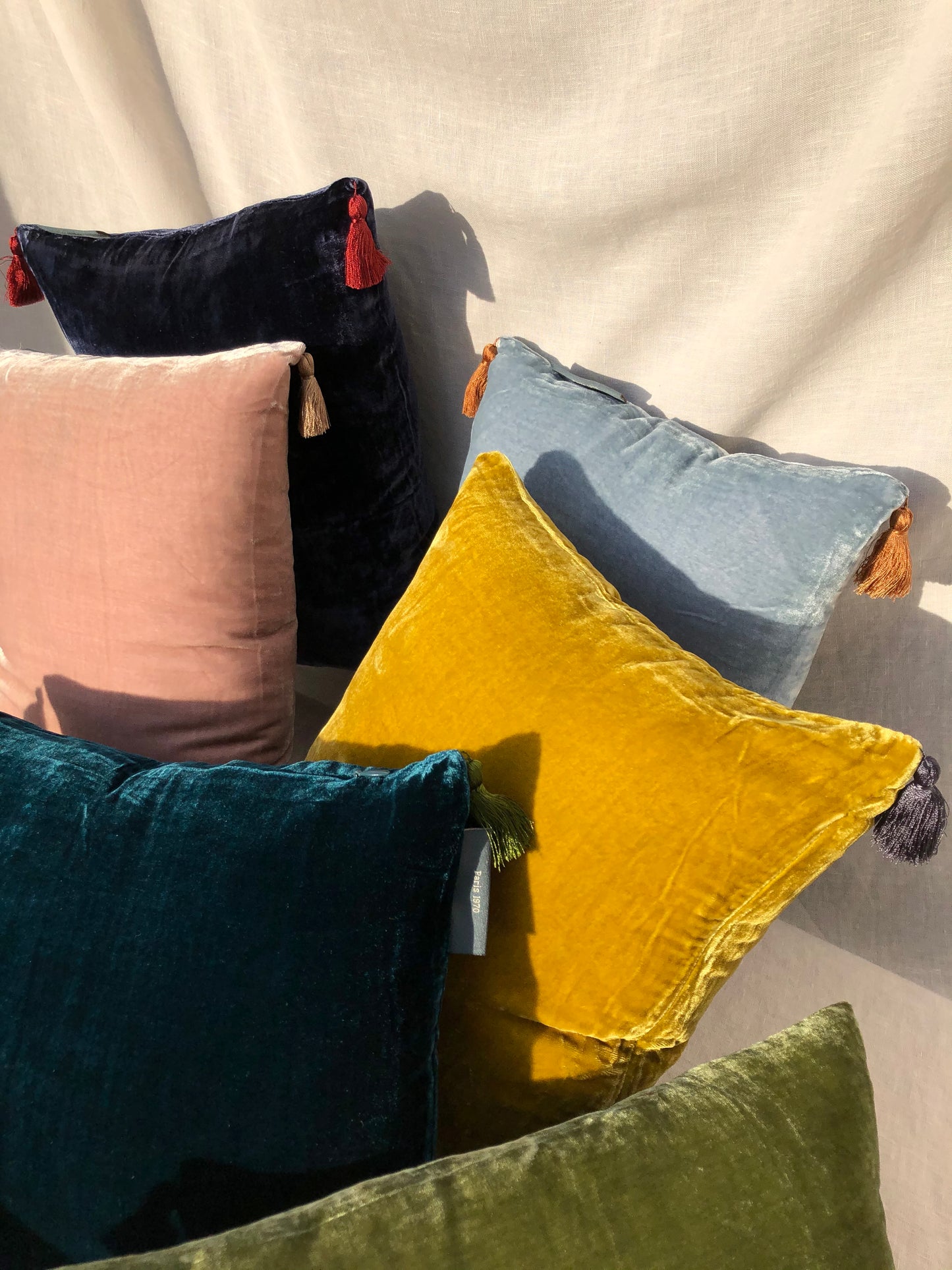 Cuscino con nappe in velluto - muschio antico