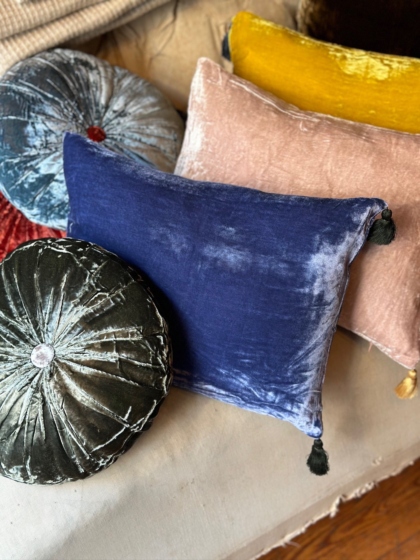 Cuscino con nappe in velluto - muschio antico
