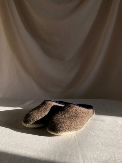 Pantofole in lana - Marrone con finiture in velluto blu
