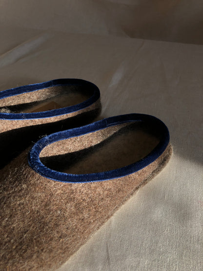 Pantofole in lana - Marrone con finiture in velluto blu