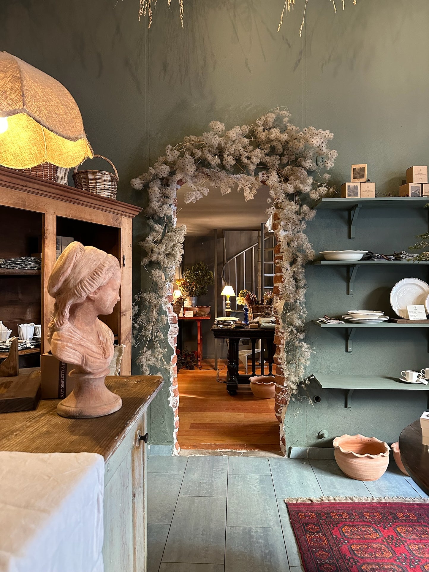 Busto femminile in terracotta fatto a mano