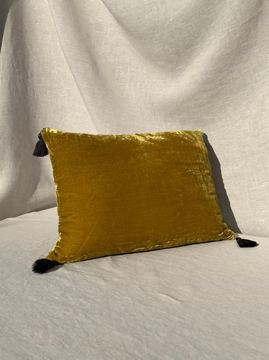 Cuscino con nappe in velluto - muschio antico