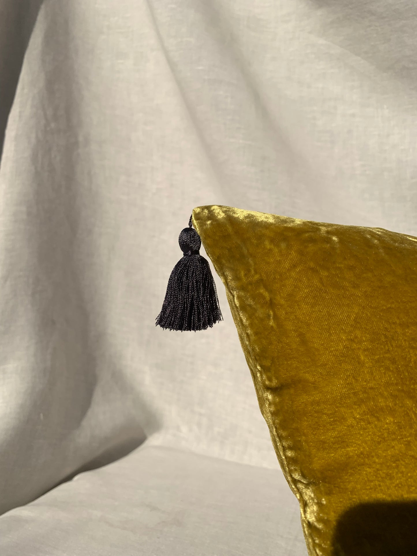 Cuscino con nappe in velluto - muschio antico