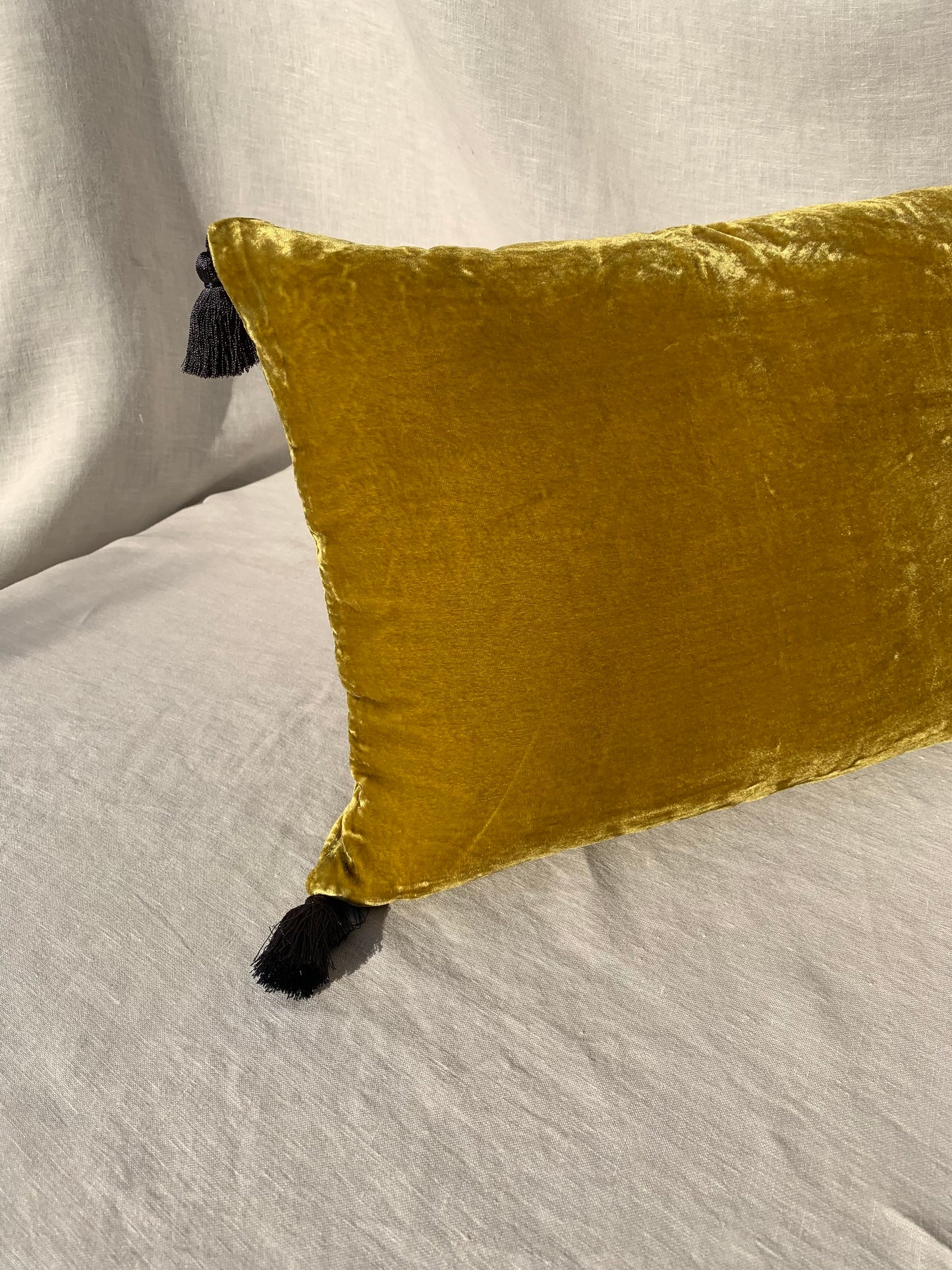 Cuscino con nappe in velluto - muschio antico