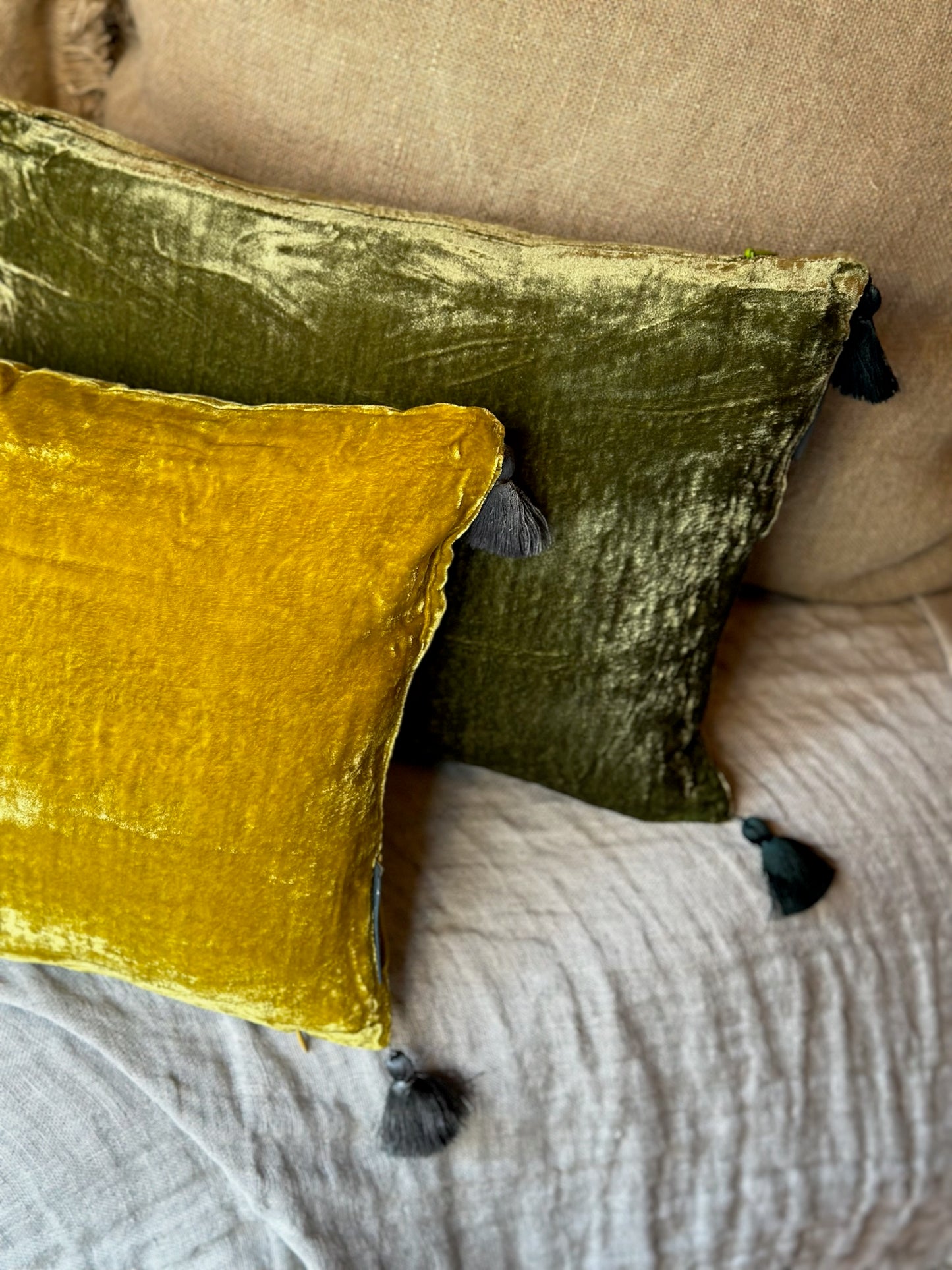 Cuscino con nappe in velluto - muschio antico