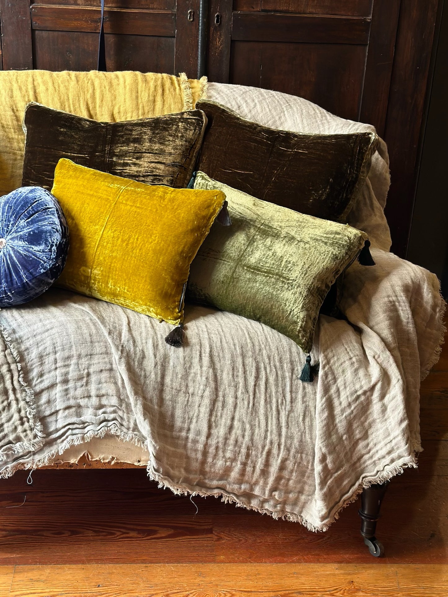 Cuscino con nappe in velluto - muschio antico