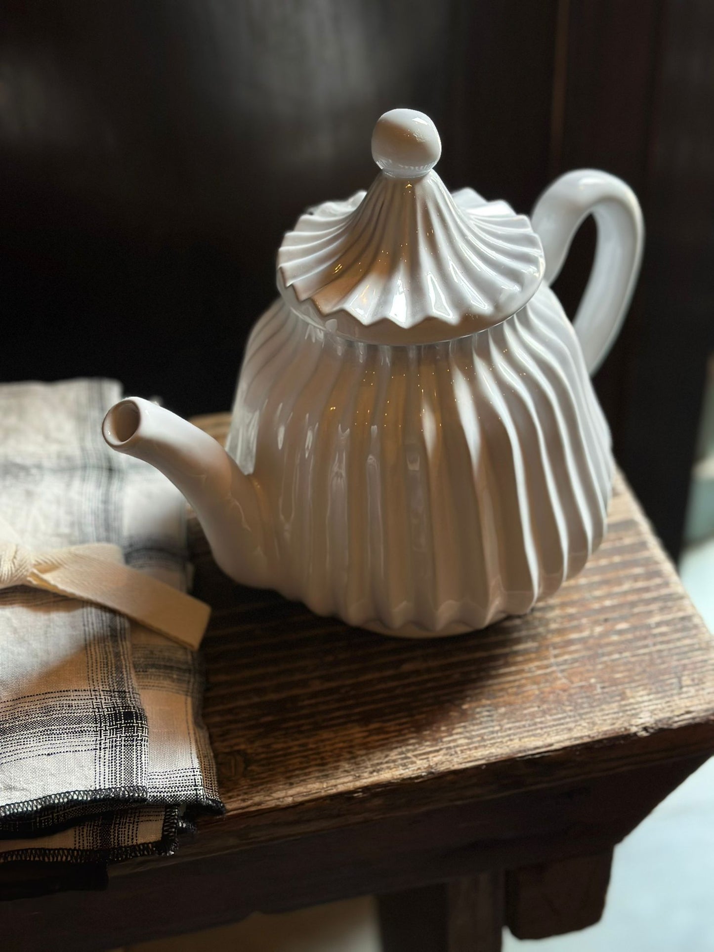 Handmade Black Clay Teapot – Incanto Collection