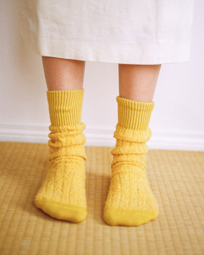 Calzini Namok in cotone e cashmere, color giallo ocra.