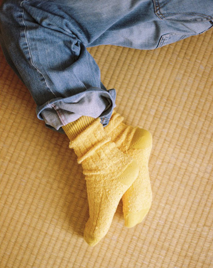 Calzini Namok in cotone e cashmere, color giallo ocra.