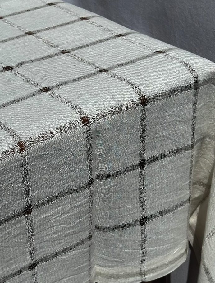 V.VM Elegant Open Weave Tablecloth