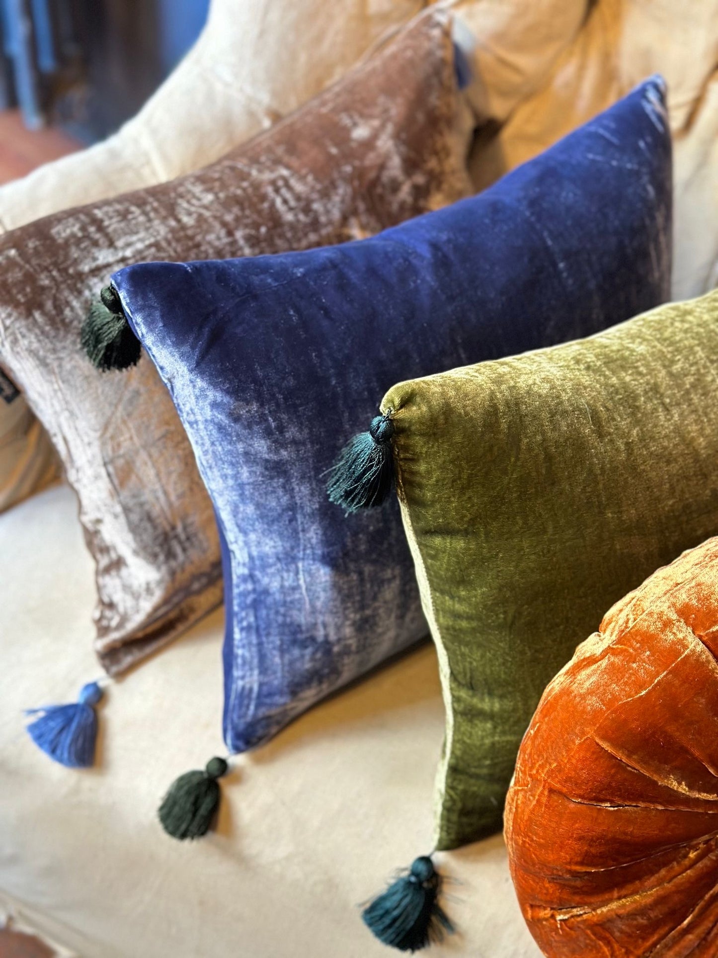 Cuscino con nappe in velluto - muschio antico